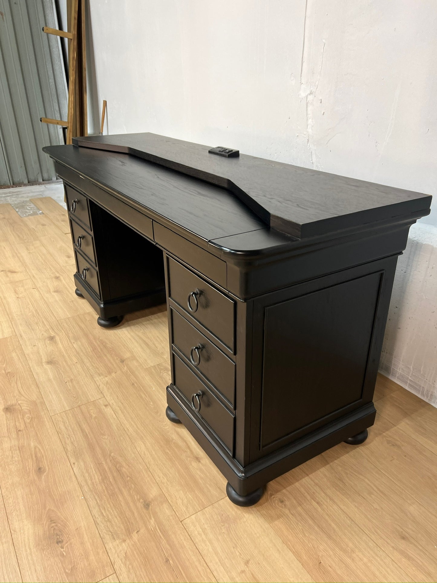 Hooker Furniture Bristowe Executive Desk