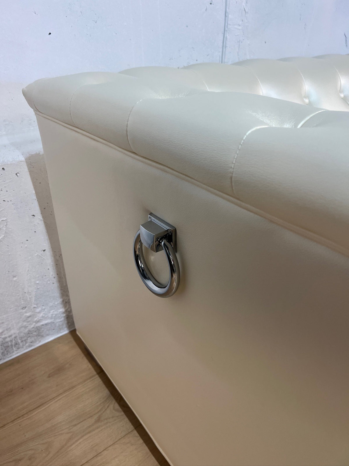 Coaster Furniture Chaviano Tufted Loveseat - Pearl White
