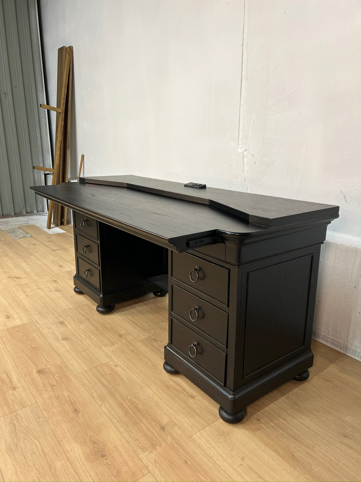 Hooker Furniture Bristowe Executive Desk